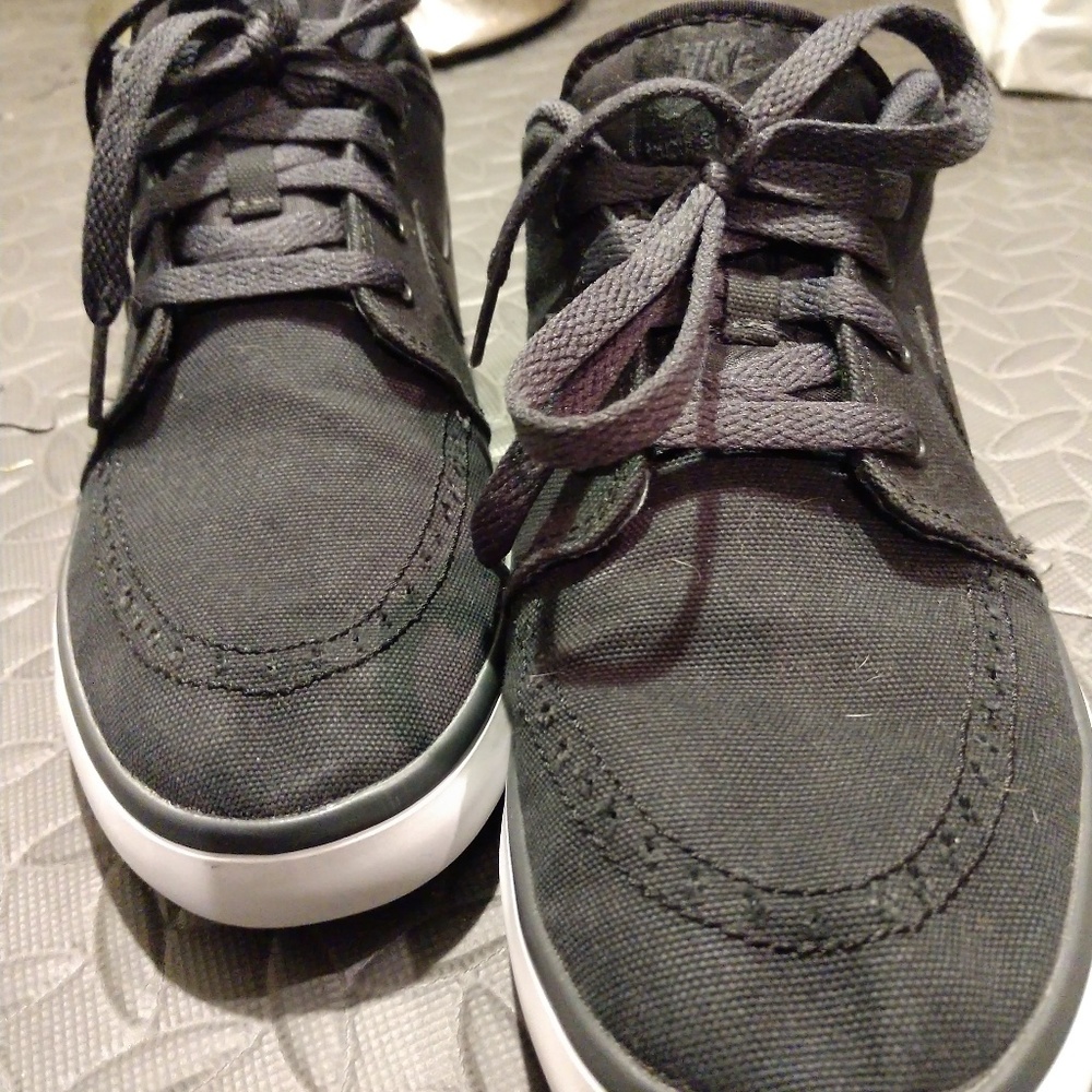 Mens Black Canvas Nike Suketo shoes size 8